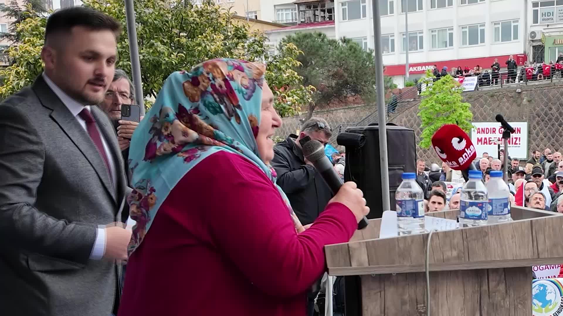 Tirebolu'daki köylü mitingine Esma Teyze'nin sözleri damga vurdu: "Gelsin kurumlar. bizim deremizden şöyle bir bardak su içsin"