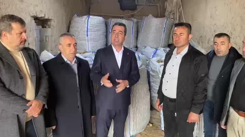 Niğde'li çiftçi: "Patatesi hayvanıma yediriyorum, maalesef hayvanımı da borcu ödemek için satıyorum"