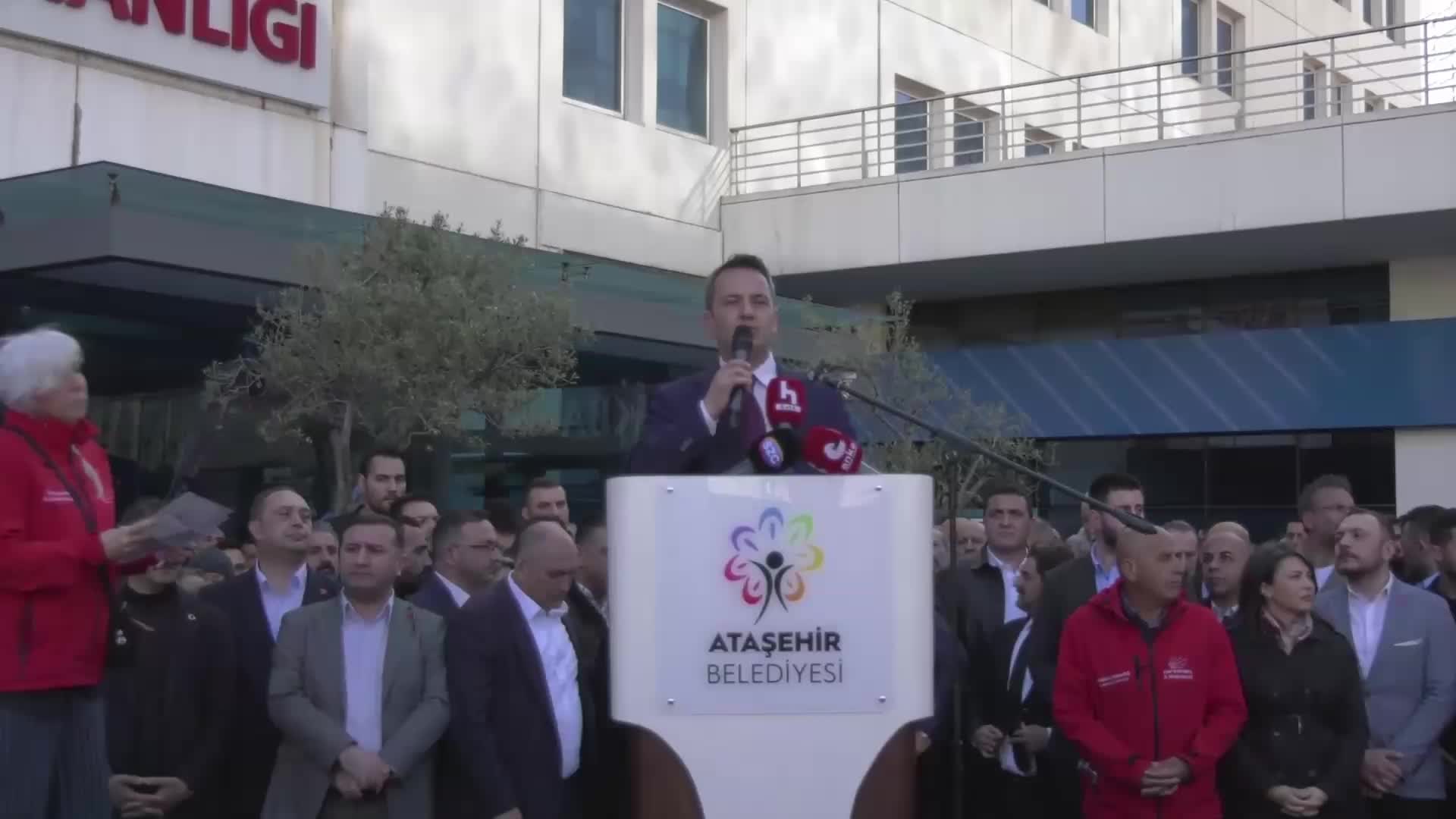 Gözaltındaki Onursal Adıgüzel’den Ataşehir Belediyesi önündeki eyleme katılanlara mesaj: “Bu kentin tek kuruşuna göz dikenler bizim kapımızdan geçemez”