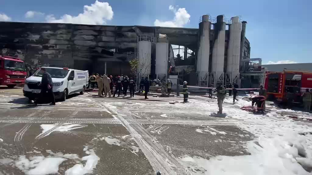 Sincan’daki boya fabrikası yangını 2 saatlik müdahaleyle söndürüldü: 1 kişi kayıp, 1 yaralı