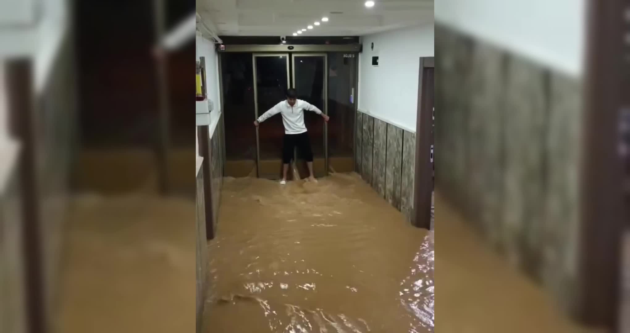 Midyat, şiddetli sağanağın ardından su altında kaldı
