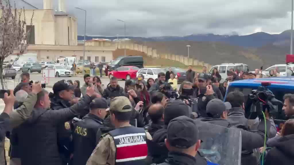 Sera Kadıgil, Uşak’taki Sevgi Evleri’ne ilişkin iddiaları Meclis gündemine taşıdı