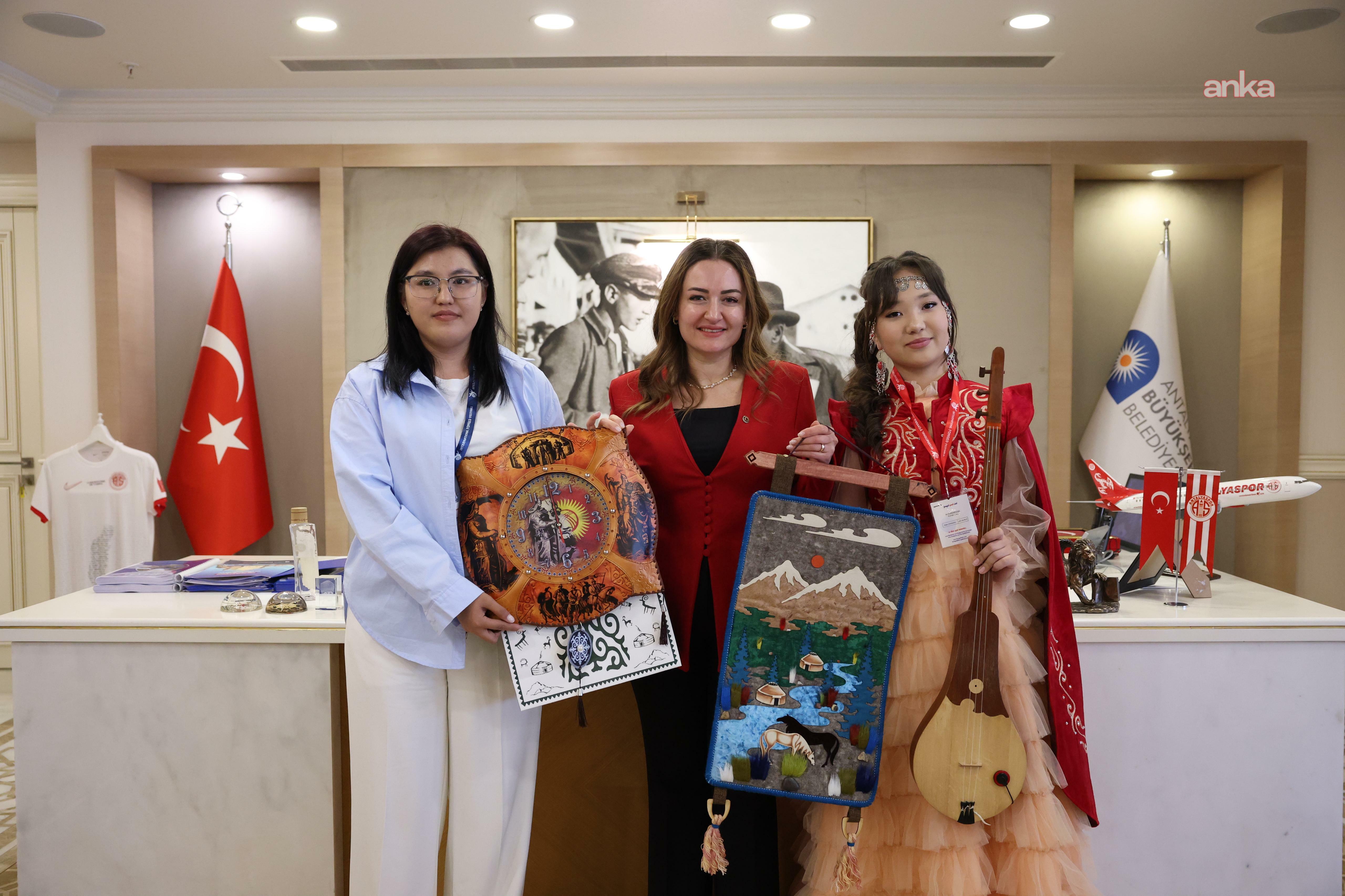 Antalya Büyükşehir Belediyesi Başkan Vekili Özdemir, 10 ülkeden kente gelen minikleri ağırladı