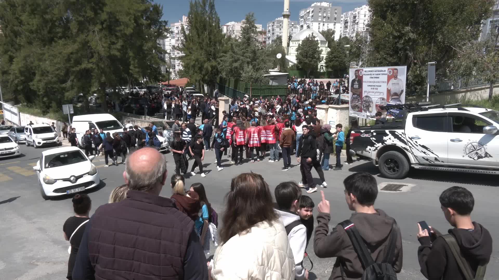 Çiğli'de öğretmene okul önünde ölüm tehdidi... Eğitim İş İzmir 3 No’lu Şube: Bu okulun öğretmenleri sahipsiz değildir