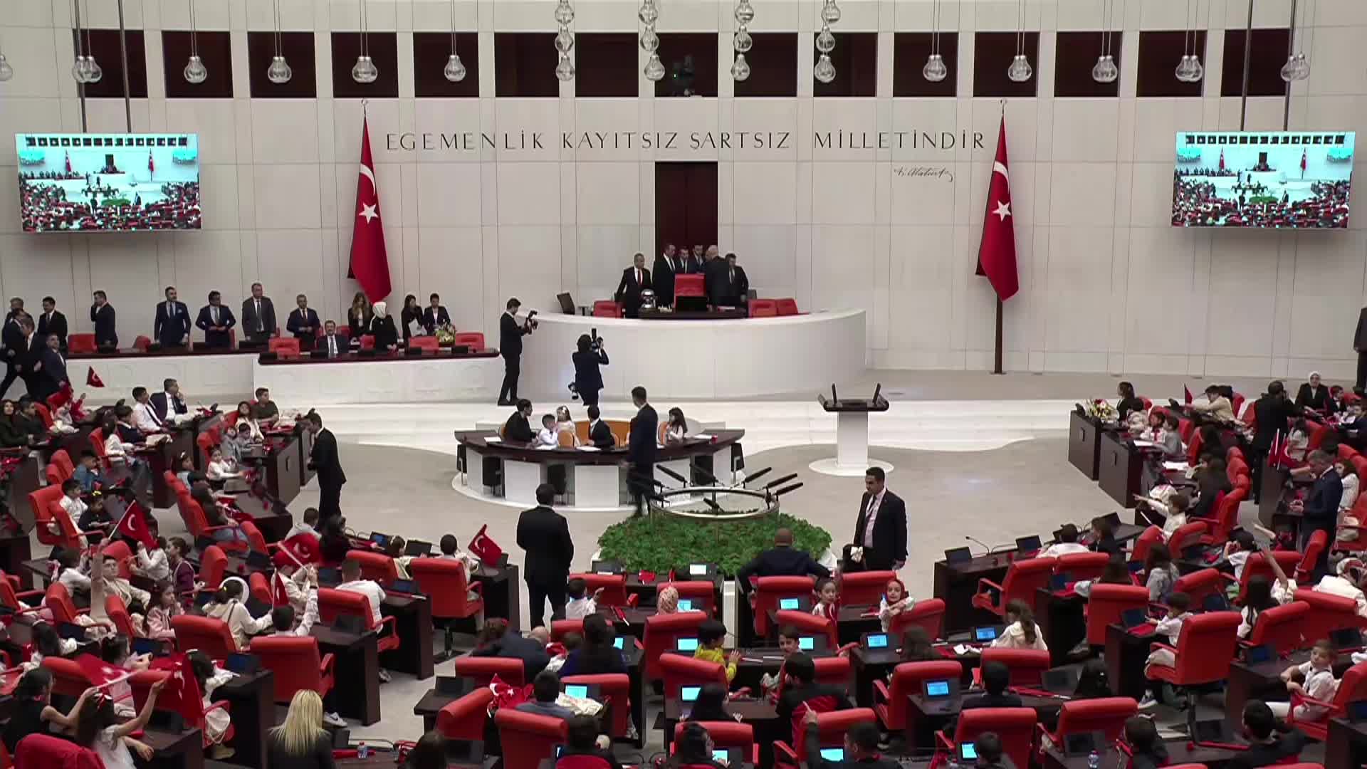 TBMM'de 23 Nisan Özel Oturumu... Numan Kurtulmuş'tan okul saldırılarına ilişkin açıklama: "Bu zor günleri aşacağız ve bu acıya sebep olan gerçek failleri de ortaya çıkaracağız"
