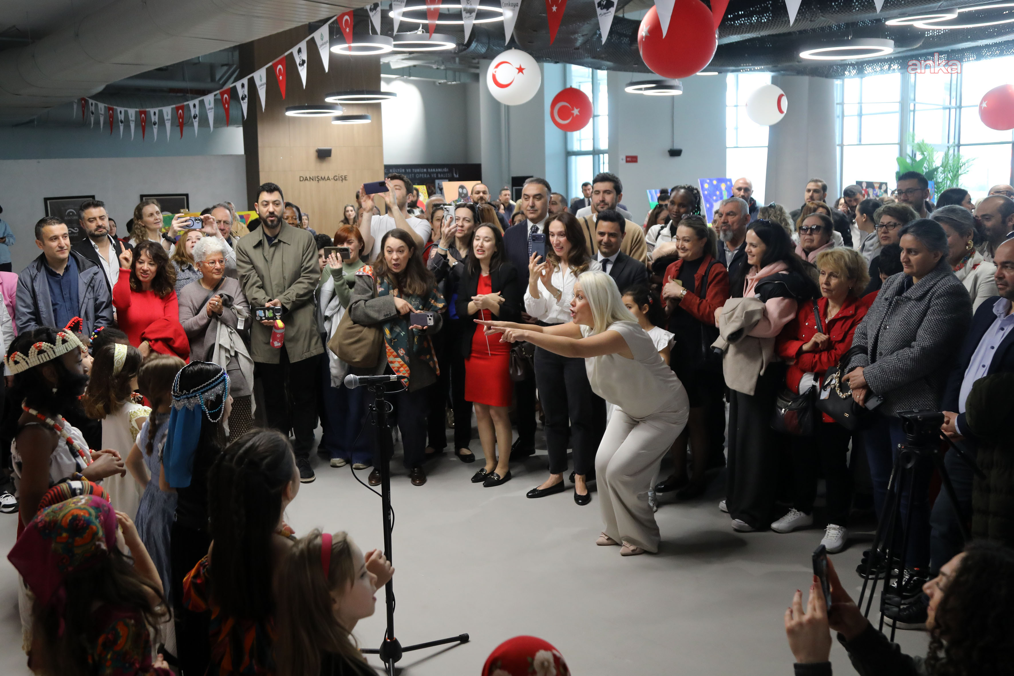 Çankaya'da 23 Nisan, çocukların eserlerinden oluşan sergi ile başladı
