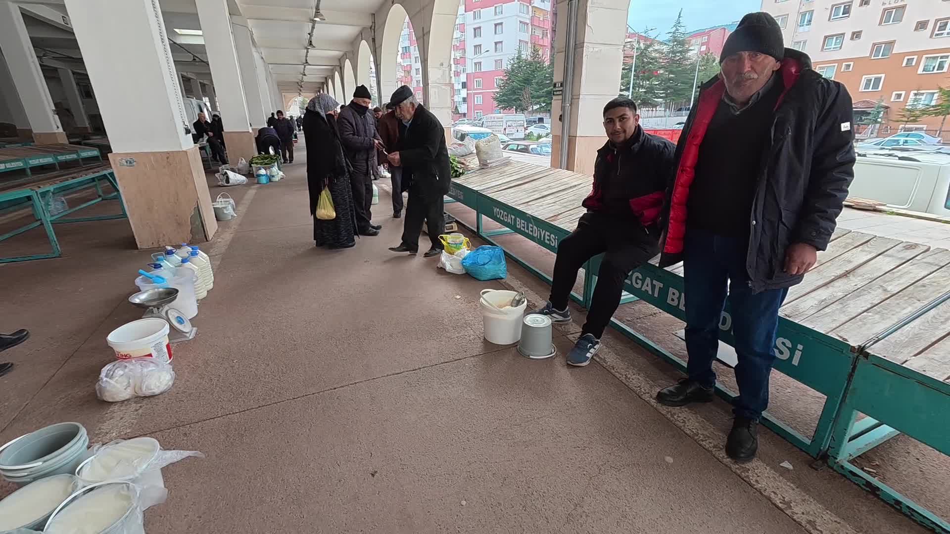 Yozgat'ta köylü pazarına ilgi azaldı: "2,5 litre kola 90 lira, 5 litre süt 120 lira. Vatandaş kola içiyor, süt içmiyor"
