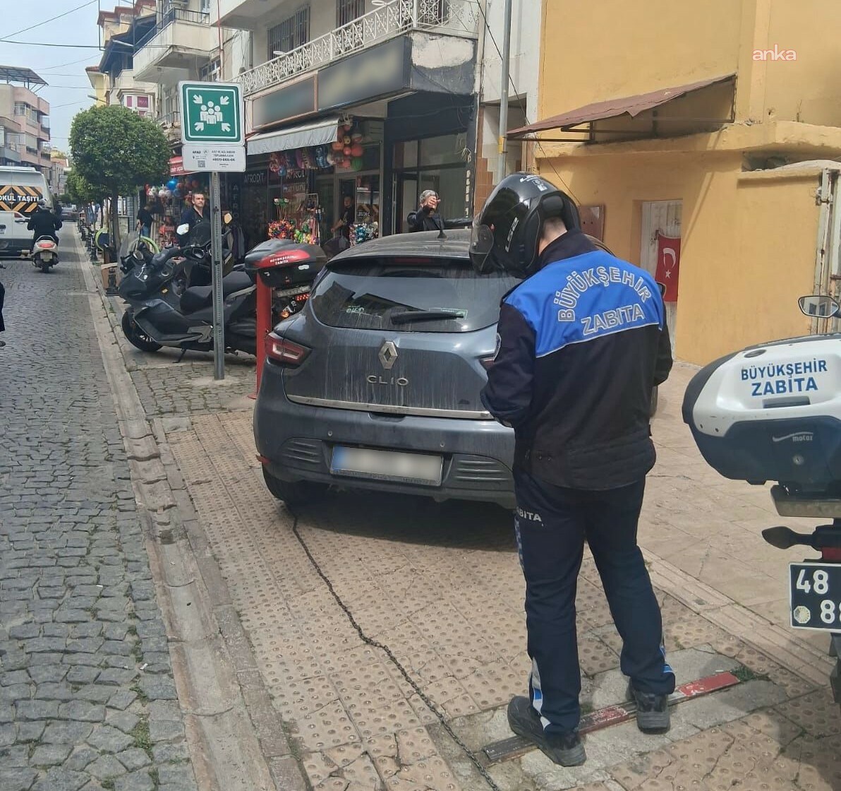 Muğla Büyükşehir Belediyesi'nden yaya kaldırımlarına araç park edenlere cezai işlem