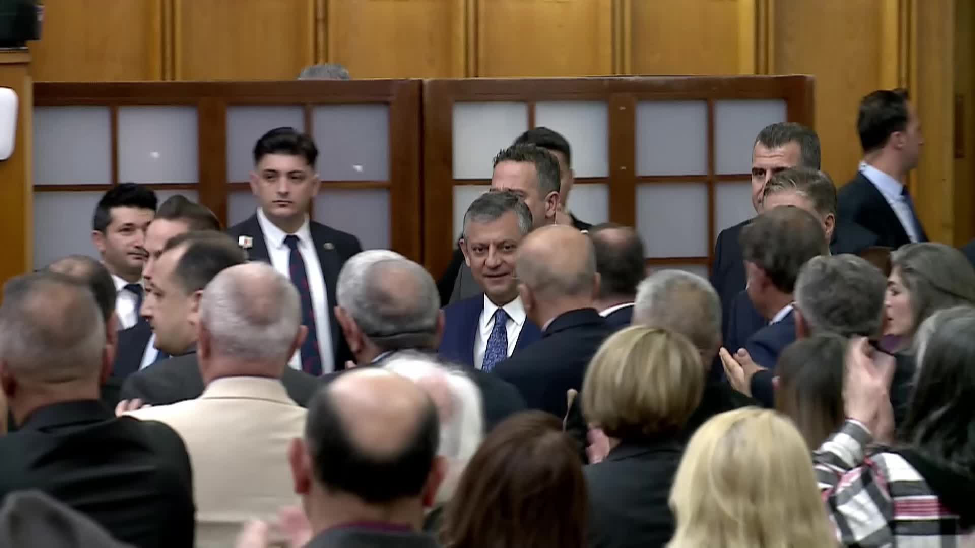 CHP grup toplantısı... Özgür Özel: "Otokrat ve ondan medet umanların hepsini birden yeneceğiz, Türkiye'ye demokrasiyi geri getireceğiz"
