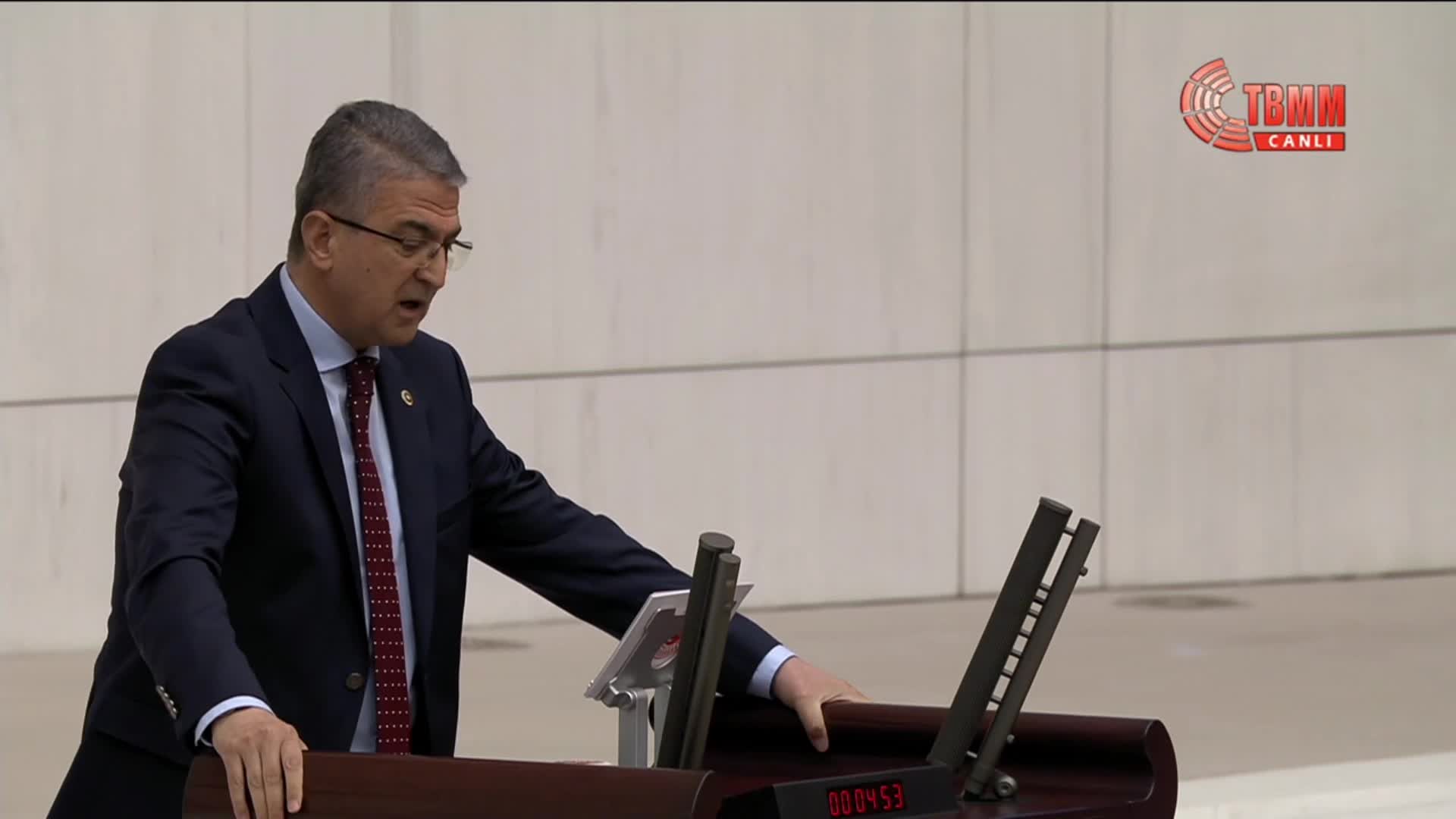 TBMM Genel Kurulu.... Şerafettin Kılıç: Vefat listesine bir tek Yusuf Tarık Gül'ün adı küçük harflerle yazıldı çünkü babası KHK'li polis memuruydu