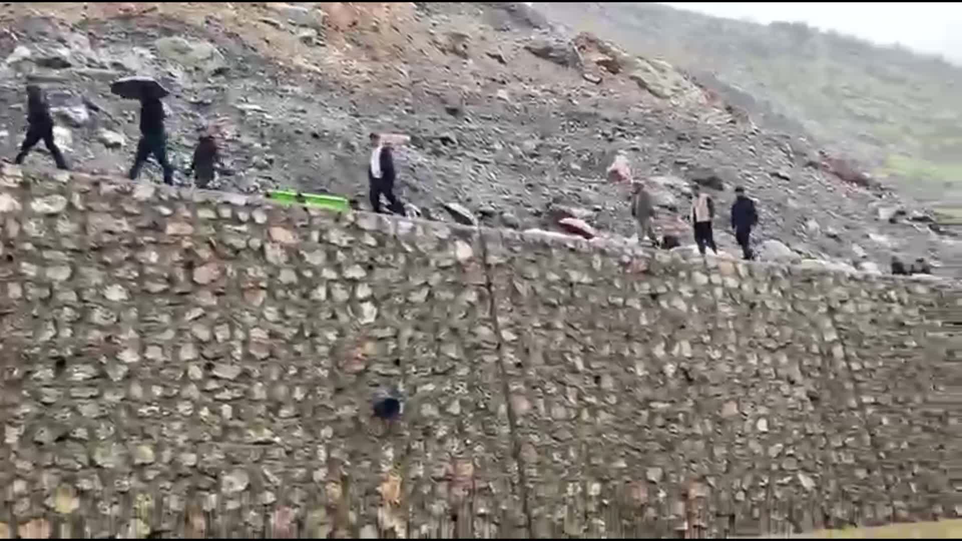 Hakkari'de taşkın nedeniyle kapanan yolda cenaze kepçeyle taşındı