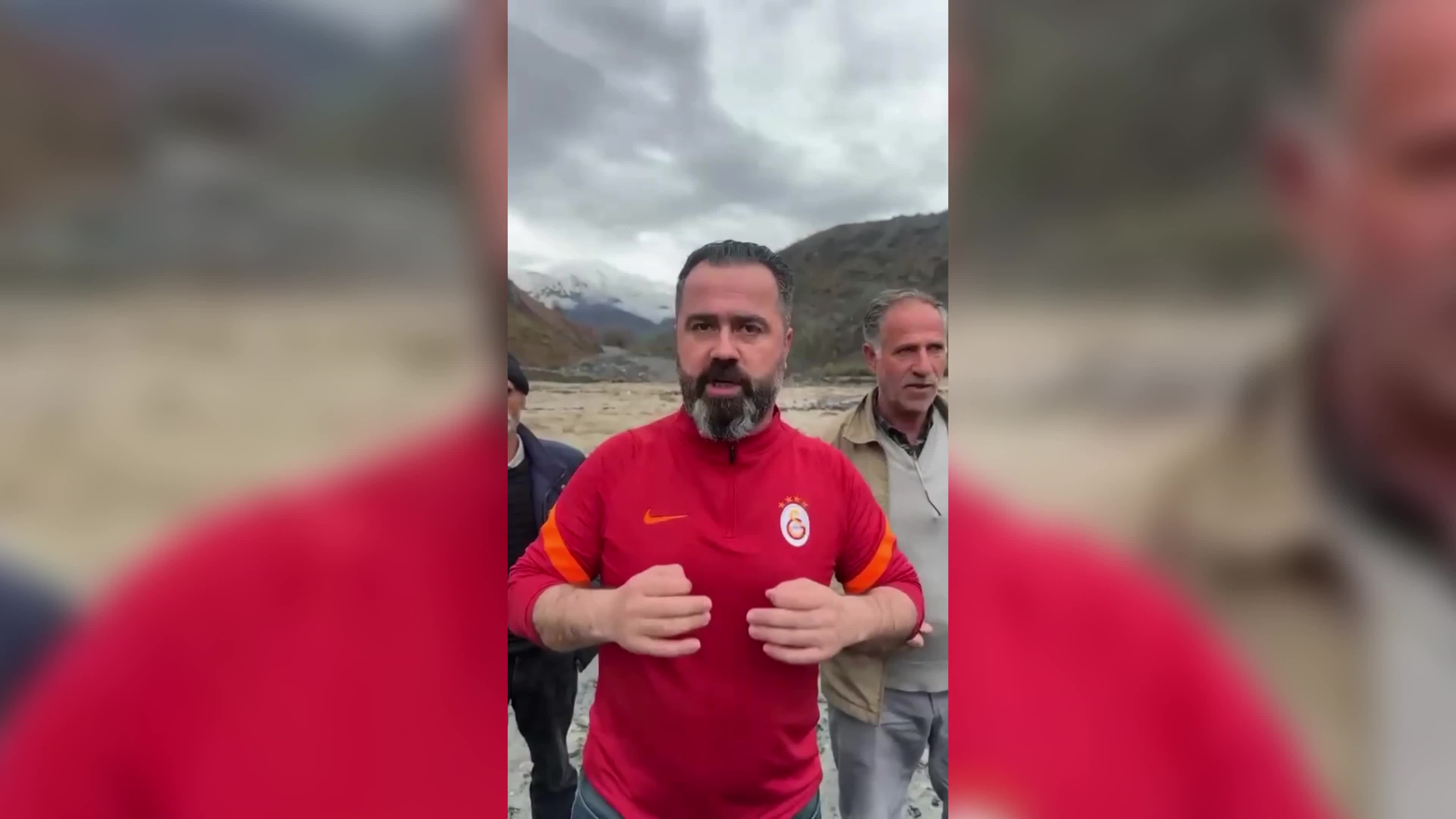 Palu'da meydana gelen heyelanın ardından Gökdere Köyü'ne ulaşım sorunu sürüyor: Heyelan alanını yürüyerek geçiyoruz