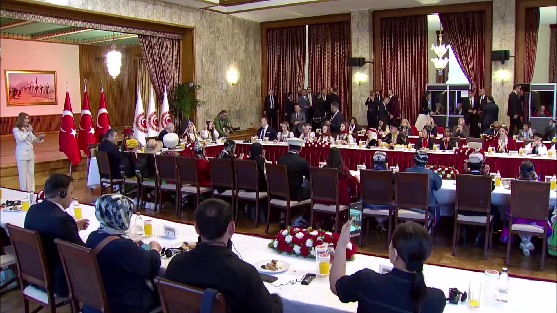 Numan Kurtulmuş, 23 Nisan Çocuk Şenliği kapsamında farklı ülkelerden gelen çocukları kabul etti