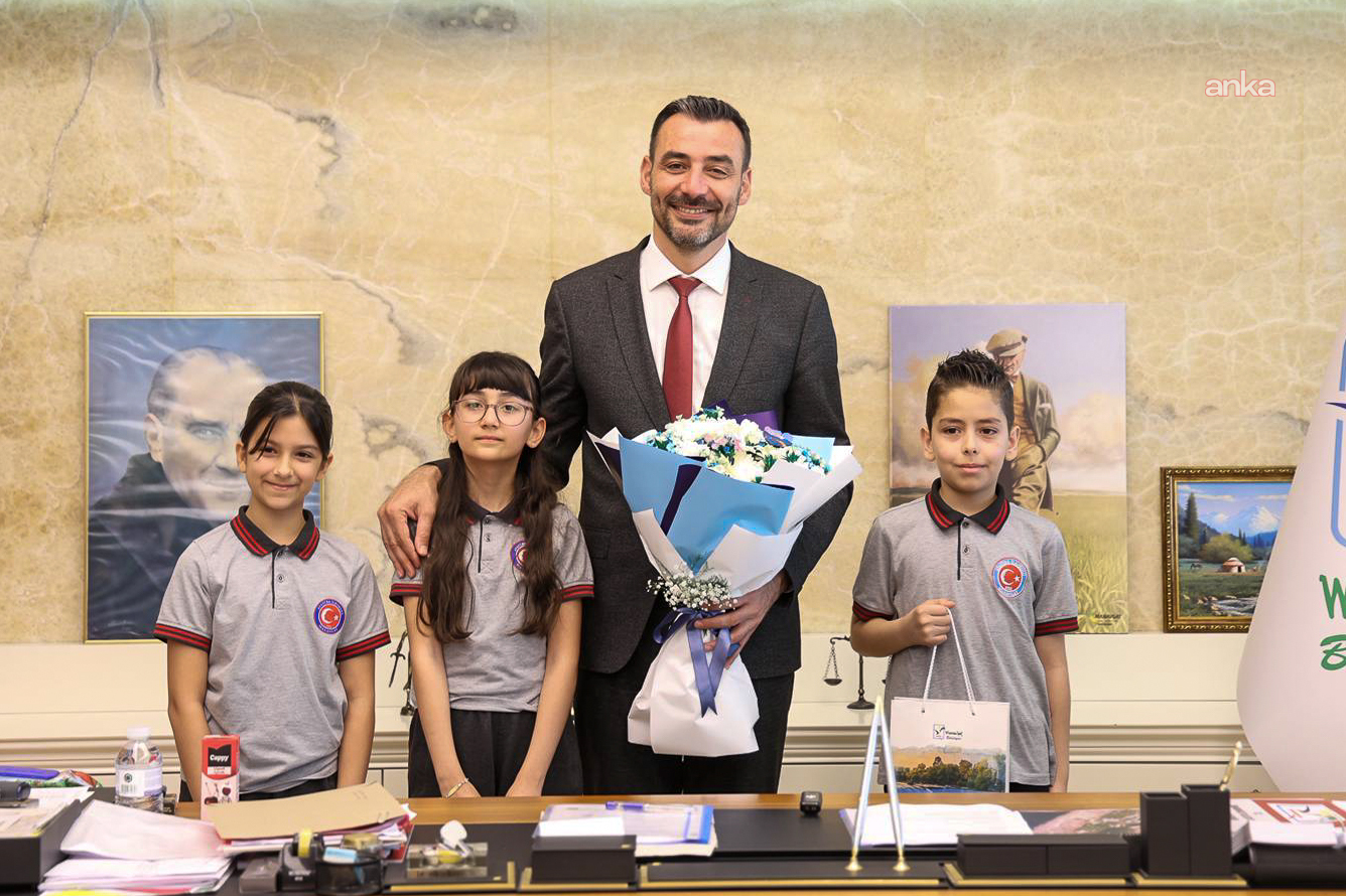 Manavgat Belediye Başkan Vekili Çiçek, koltuğunu çocuklara devretti