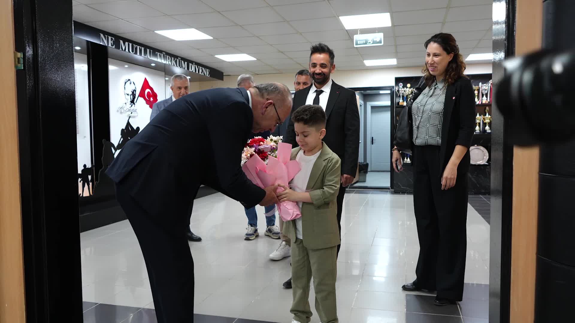 Turgutlu Belediye Başkanı Akın, koltuğunu anaokulu öğrencisi Çınar Ekrem’e devretti