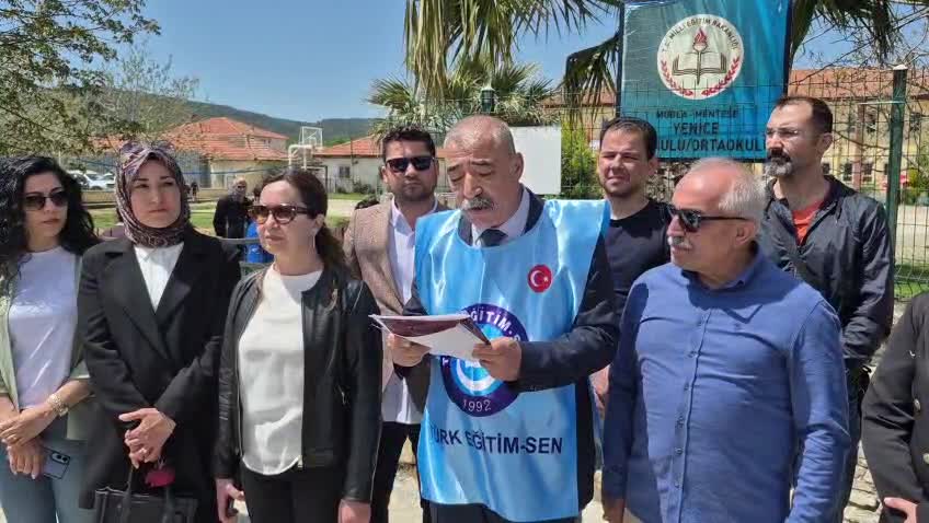 Türk Eğitim-Sen'den Muğla'da öğretmene yönelik "tehdit" iddiasına okul önünde tepki: Hiçbir eğitim çalışanı sahipsiz değildir