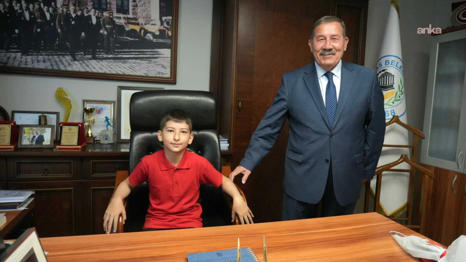 Milas Belediye Başkanı Topuz, koltuğunu ilkokul öğrencisi Mehmet Emir’e devretti