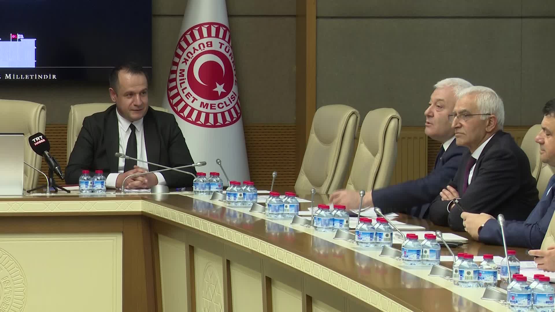 CHP'li üyeler Dijital Mecralar Komisyonu'nu terk etti... CHP'li Özkan'dan Komisyon Başkanı Elmas'a: "Olmayan bir toplantıyı nasıl yapıldı diye gösterdiniz?"