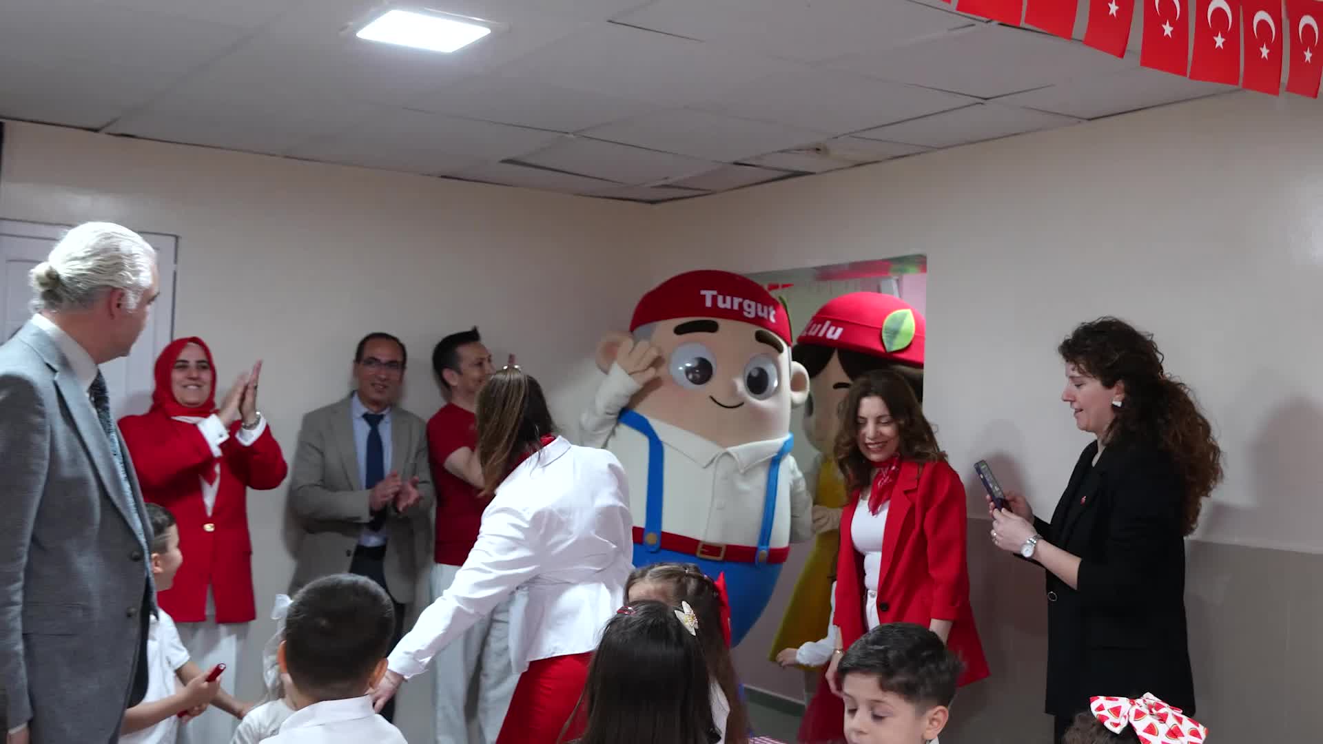 Turgutlu Belediye Başkanı Akın, 23 Nisan coşkusunu tedavi gören çocuklarla paylaştı