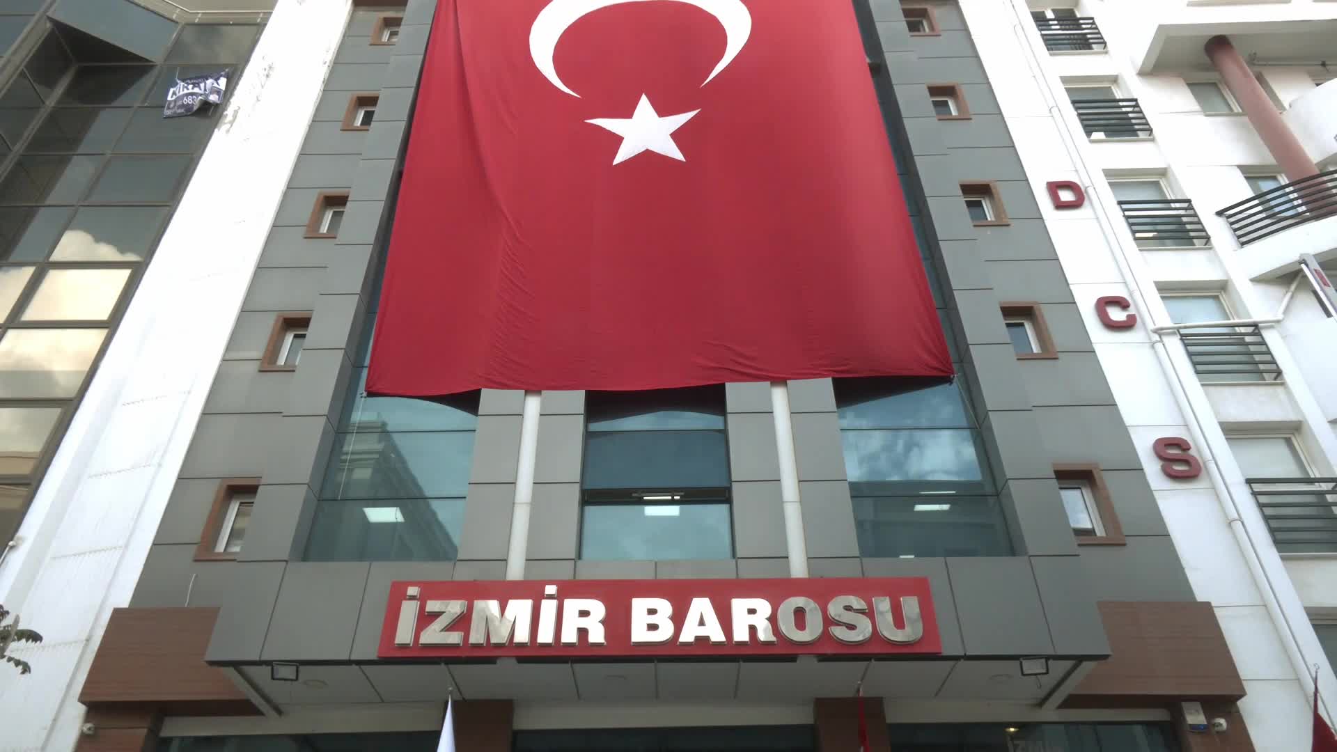 İzmir Barosu’ndan 23 Nisan mesajı: "Çocukların her türlü riskten uzak büyümesi devletin sorumluluğudur"