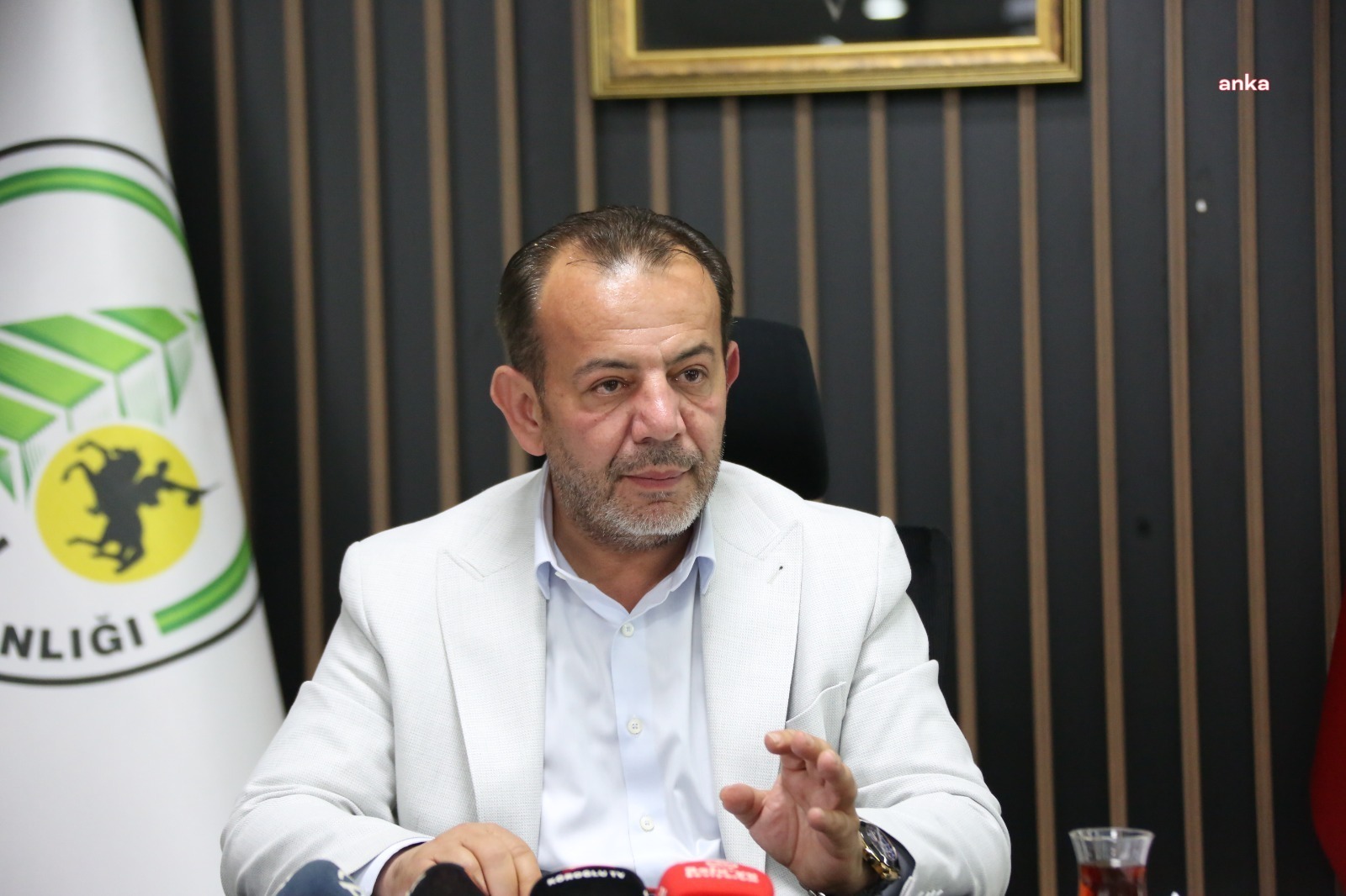 Tanju Özcan, Bolu Belediye çalışanlarına seslendi: Operasyonların amacı belediyeyi çalışamaz hale getirmektir. Aman Bolumuzu hizmetsiz bırakmayın