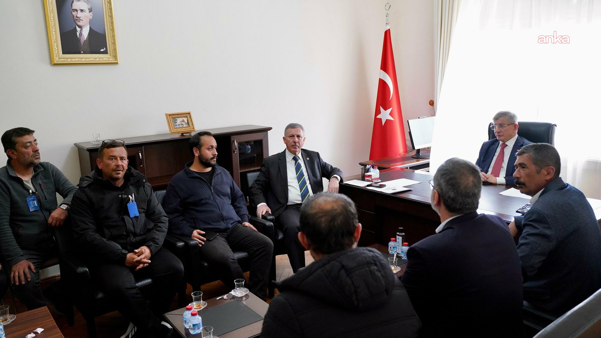 Ahmet Davutoğlu, eylemdeki Doruk Madencilik işçileriyle görüştü