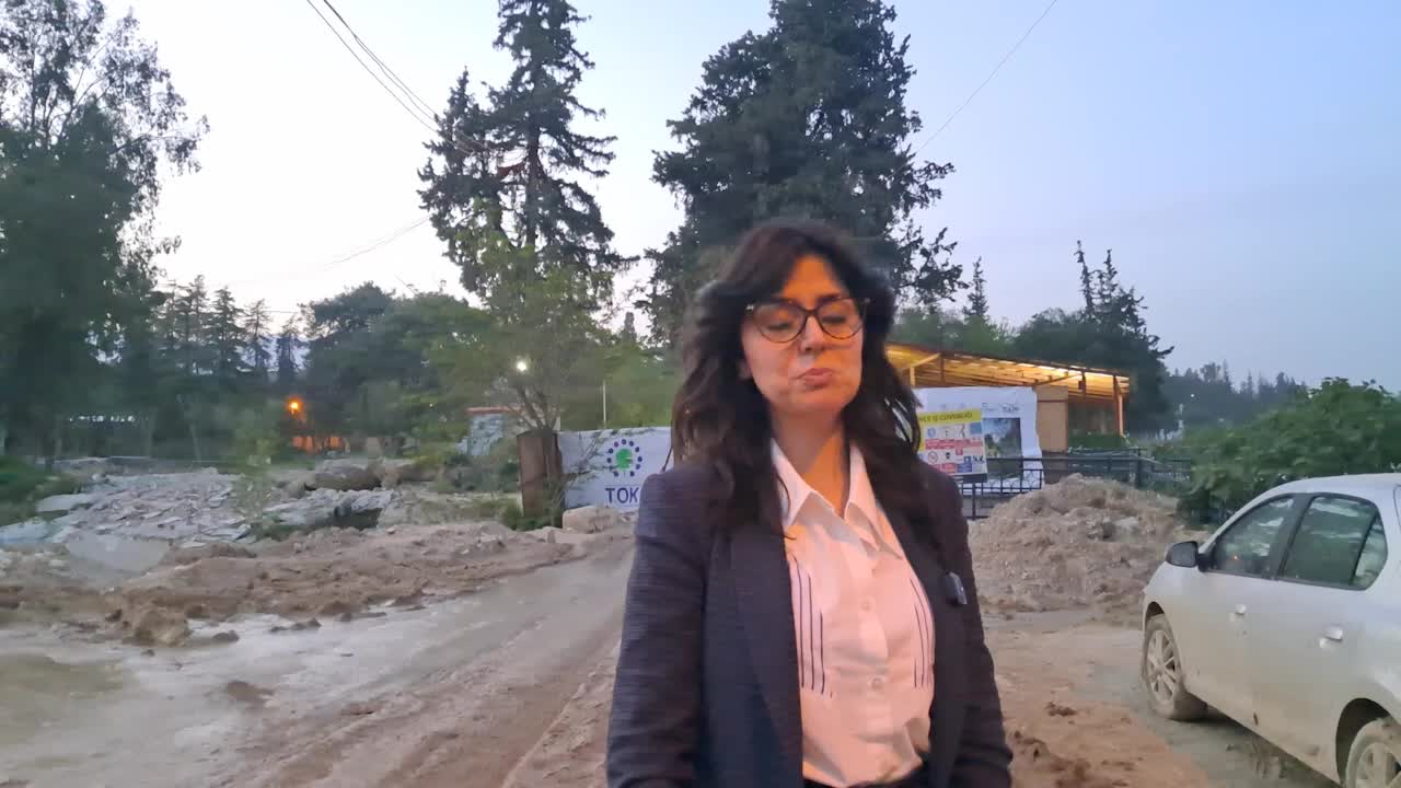 Hatay'daki Atatürk Parkı'nda asırlık ağaçlar nehir ıslah çalışması sırasında kesiliyor: "100 yıllık park bu şekilde yok edilerek nereye varılacak?"
