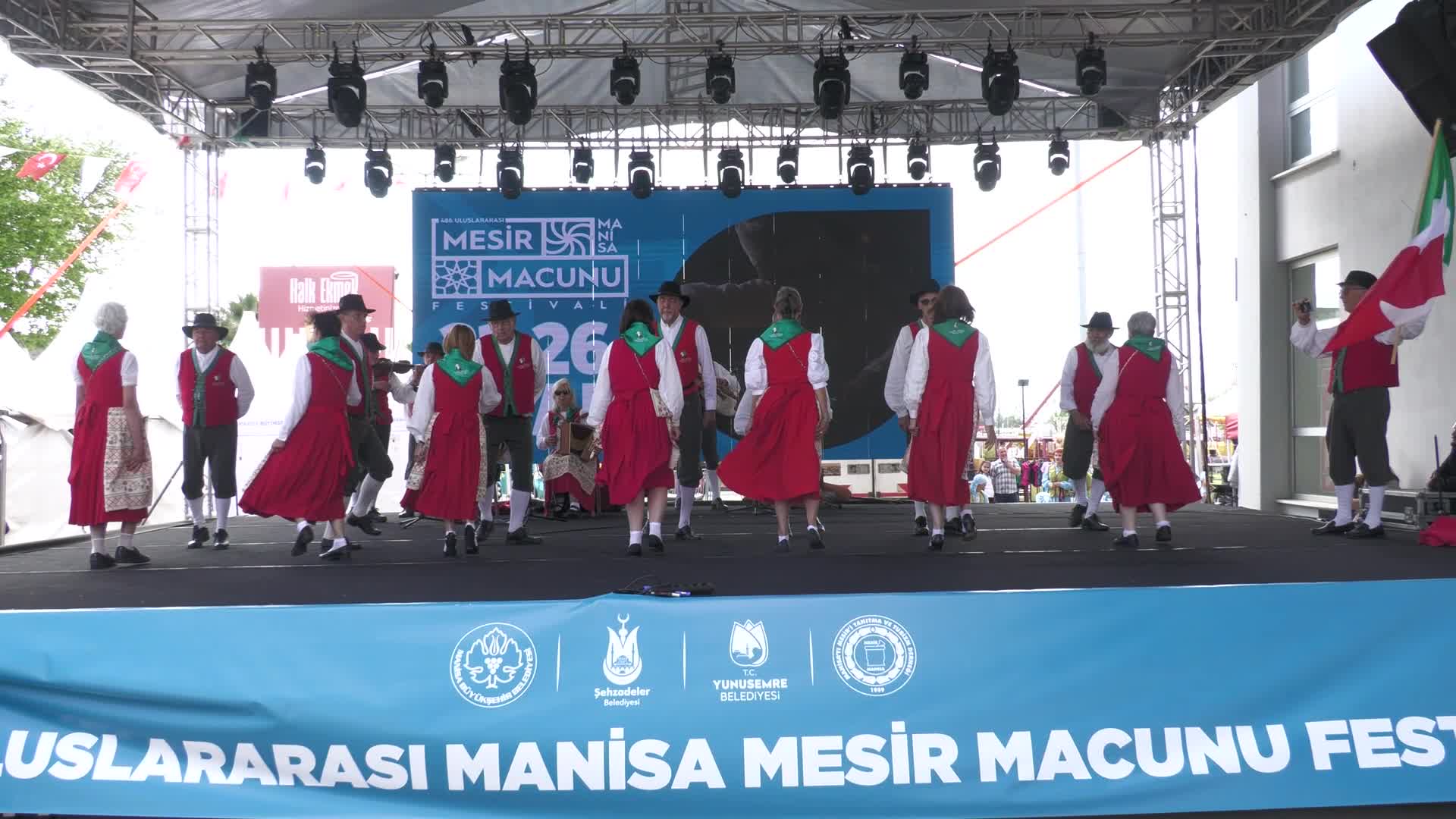 Uluslararası halk dansları toplulukları Manisa'da bir araya geldi