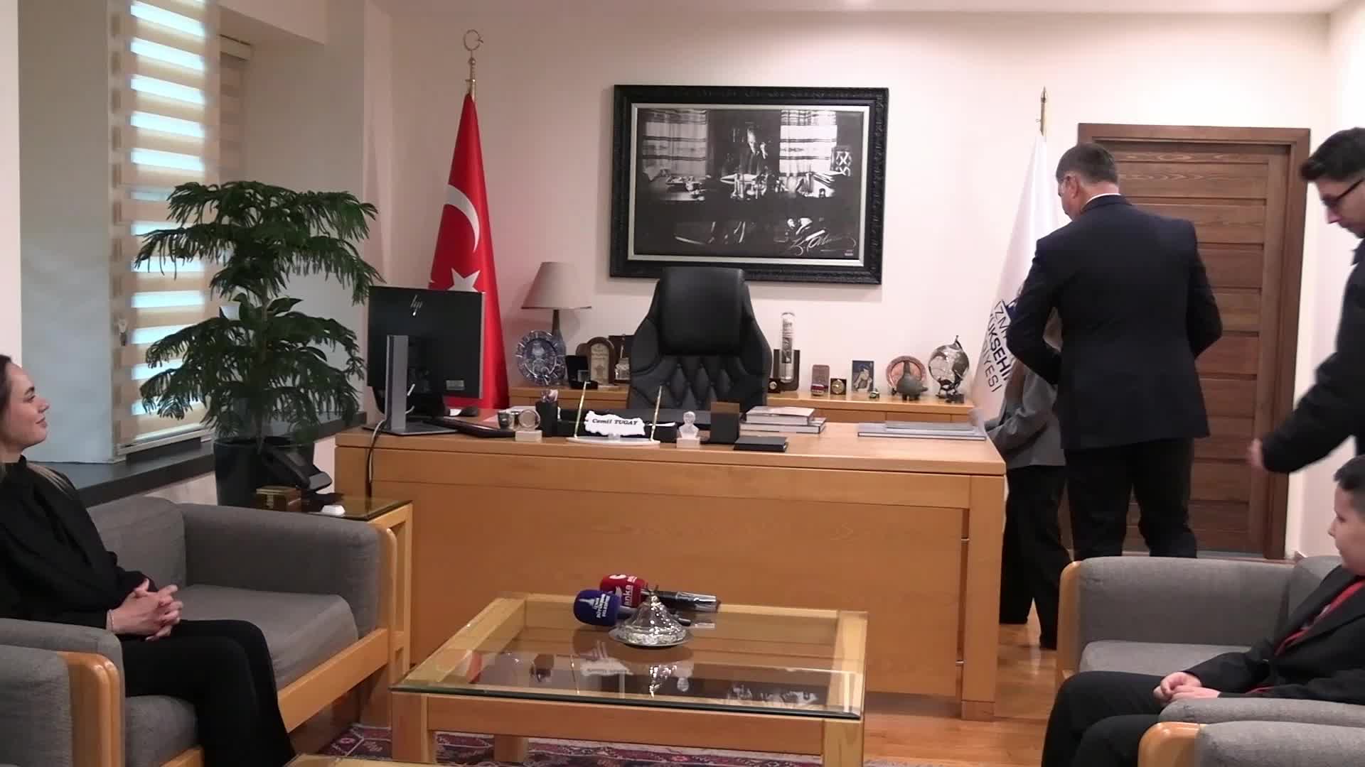 İzmir Büyükşehir Belediye Başkanı Cemil Tugay, 23 Nisan dolayısıyla koltuğunu çocuklara devretti... Çocuklar ‘güvenli gelecek’ istedi