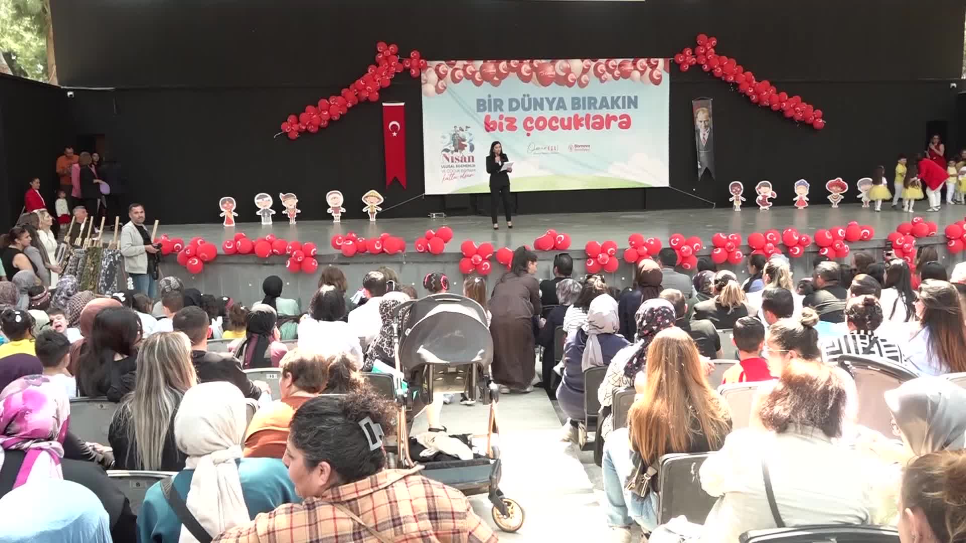 Bornova’da miniklerin 23 Nisan coşkusu sahneye taşındı