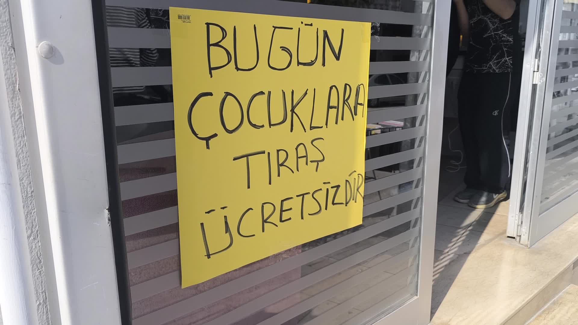 Osmaniyeli berber 23 Nisan Ulusal Egemenlik ve Çocuk Bayramı dolayısıyla çocukları ücretsiz tıraş ediyor