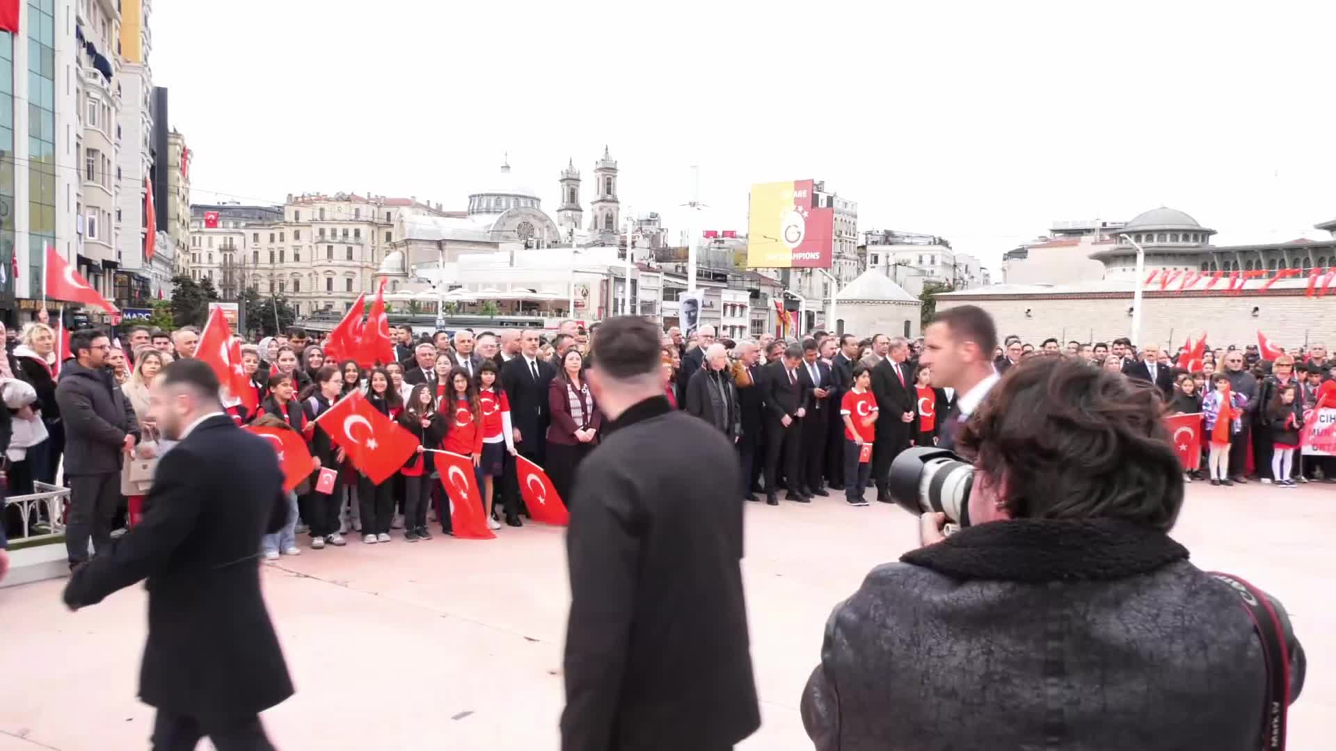 23 Nisan Ulusal Egemenlik ve Çocuk Bayramı kutlanıyor... Taksim Cumhuriyet Anıtı'nda çelenk bırakma töreni gerçekleştirildi