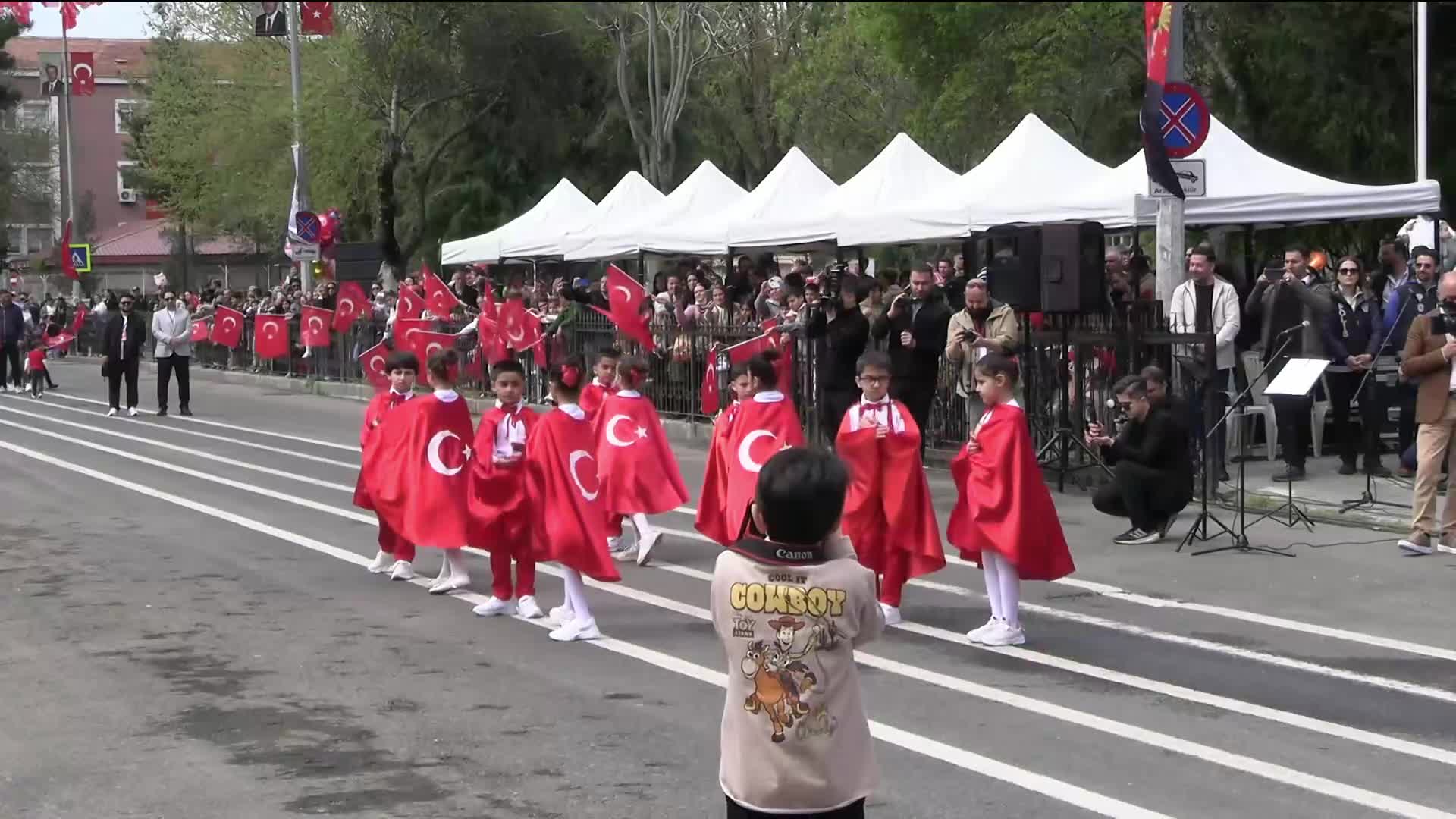 Diyarbakır’da 23 Nisan çocukların “Yurtta barış, dünyada barış” mesajıyla kutlandı