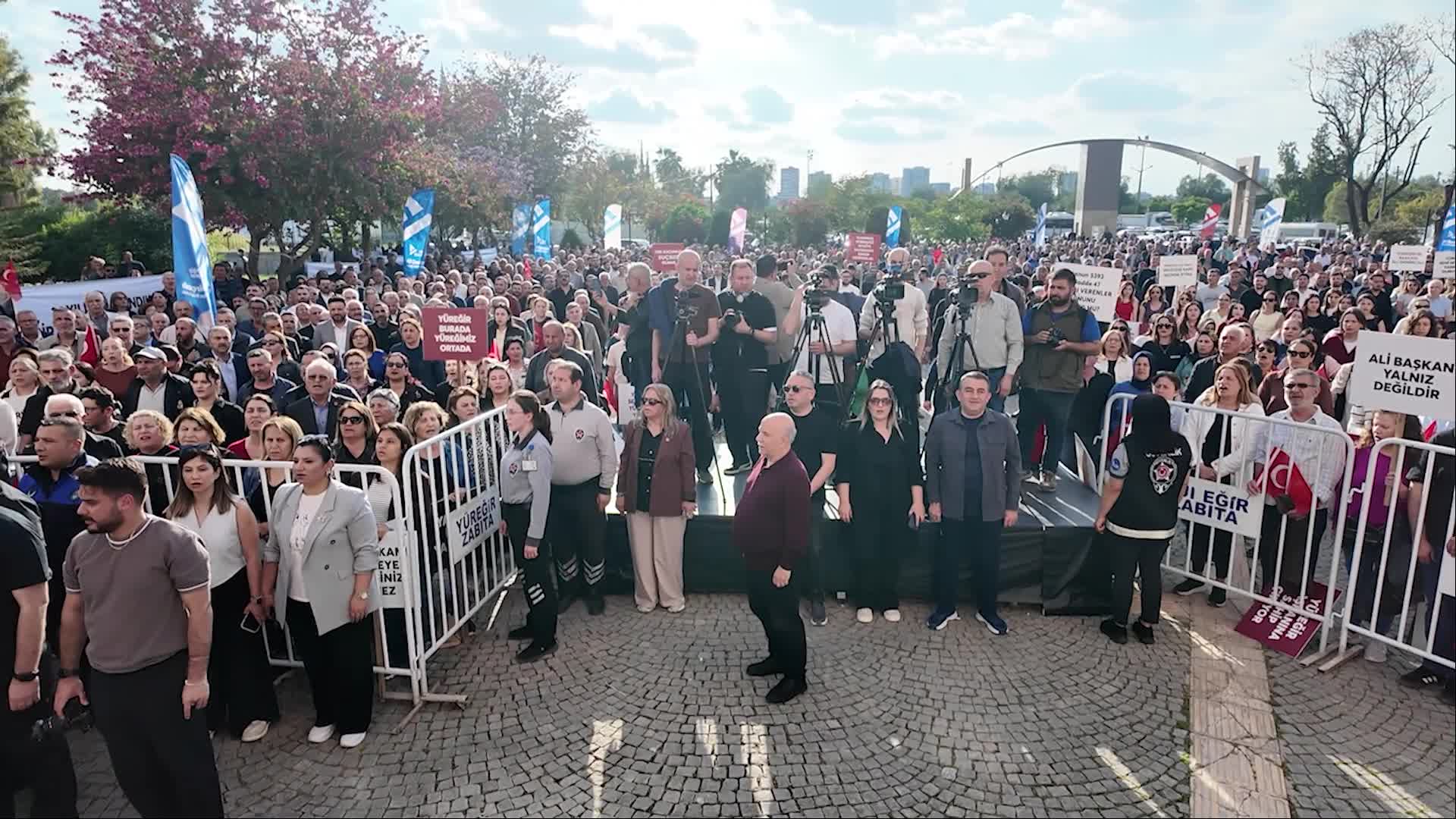 Yüreğir Belediye Başkanı Ali Demirçalı'nın görevden uzaklaştırılması, belediye önünde protesto edildi