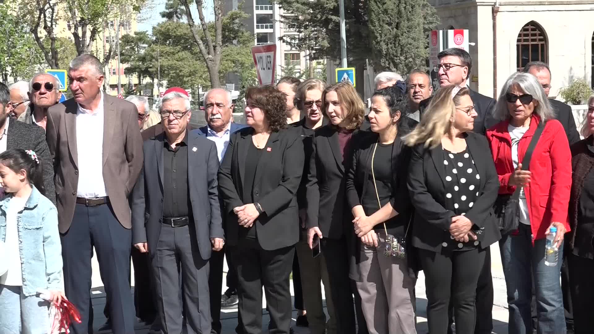 CHP Malatya İl Örgütü 23 Nisan dolayısıyla Atatürk Anıtı'na çelenk koydu: Atatürk, bu ülkenin geleceğini çocuklara emanet etti