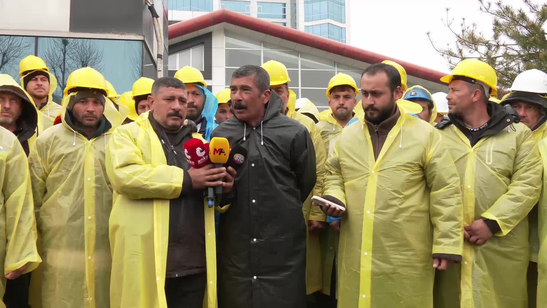 Doruk Madencilik işçileri Yıldızlar SSS Holding önünde... Bağımsız Maden İş Sendikası Genel Başkanı Çakır: "Bir an önce bu meseleyi çözsünler, işçilerin haklarını versinler"