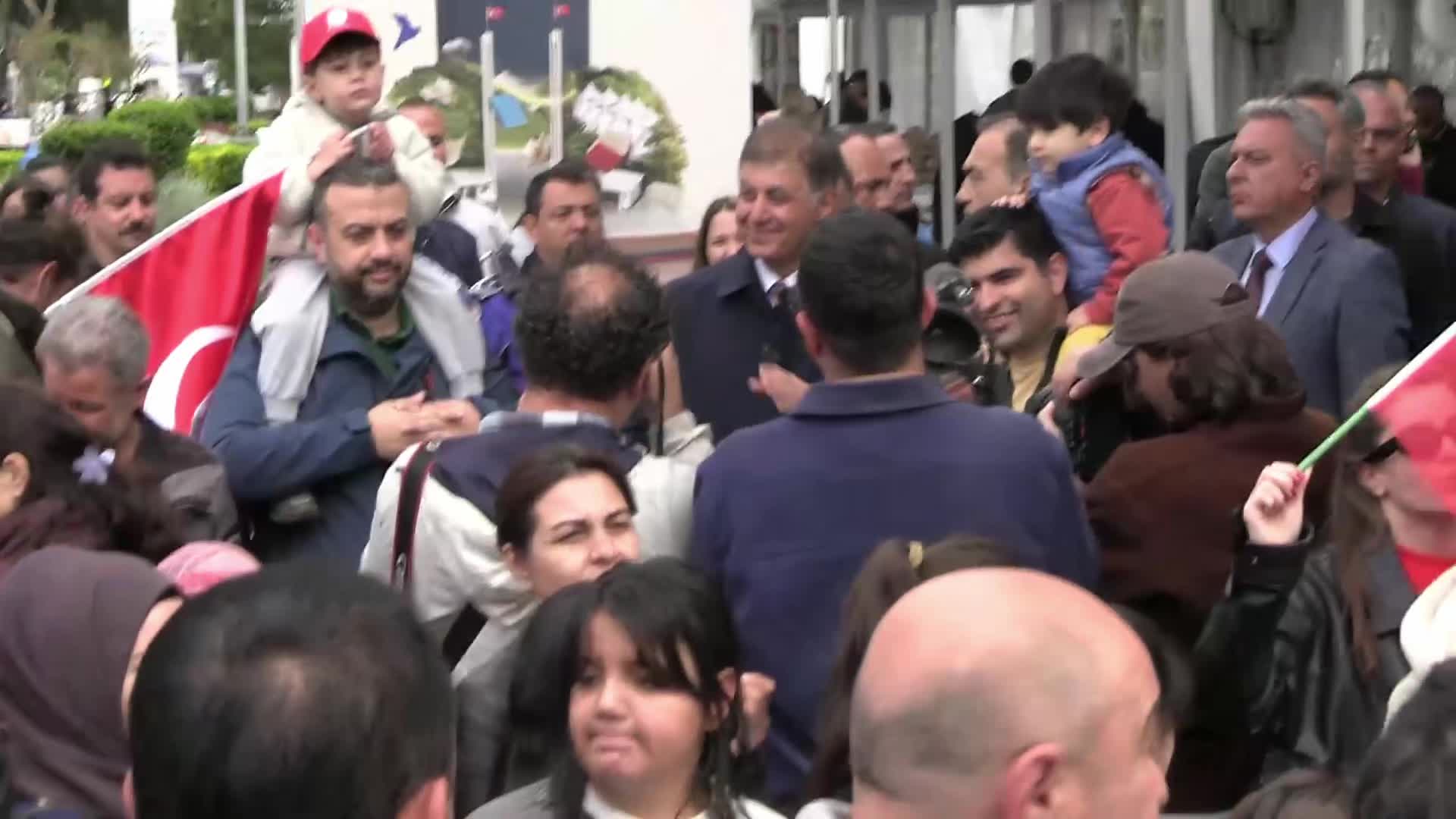 İzmir Büyükşehir Belediye Başkanı Tugay Kültürpark buluşmasında: “Çocuklarımız dünya güzeli ve çok iyi bir geleceği hak ediyorlar”