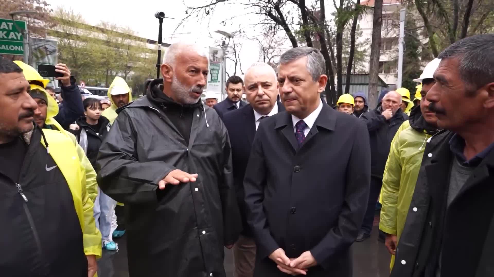 Özgür Özel'den Kurtuluş Parkı'nda açlık grevindeki madencilere ziyaret: "Yaşasın Doruk Madencilik'teki emekçi direnişi, yaşasın Türkiye işçi sınıfının mücadelesi"
