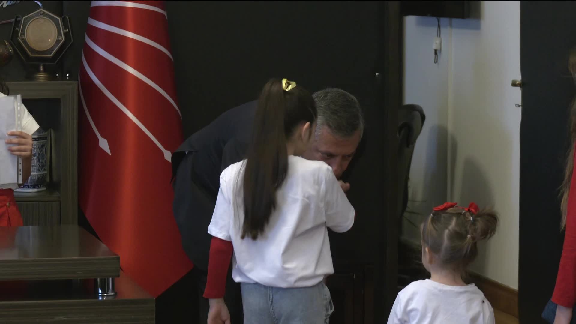 Özgür Özel, koltuğunu depremzede Elisa Dok’a devretti... “Atatürk’ün bizlere duyduğu güveni boşa çıkarmamak en büyük görevimizdir”