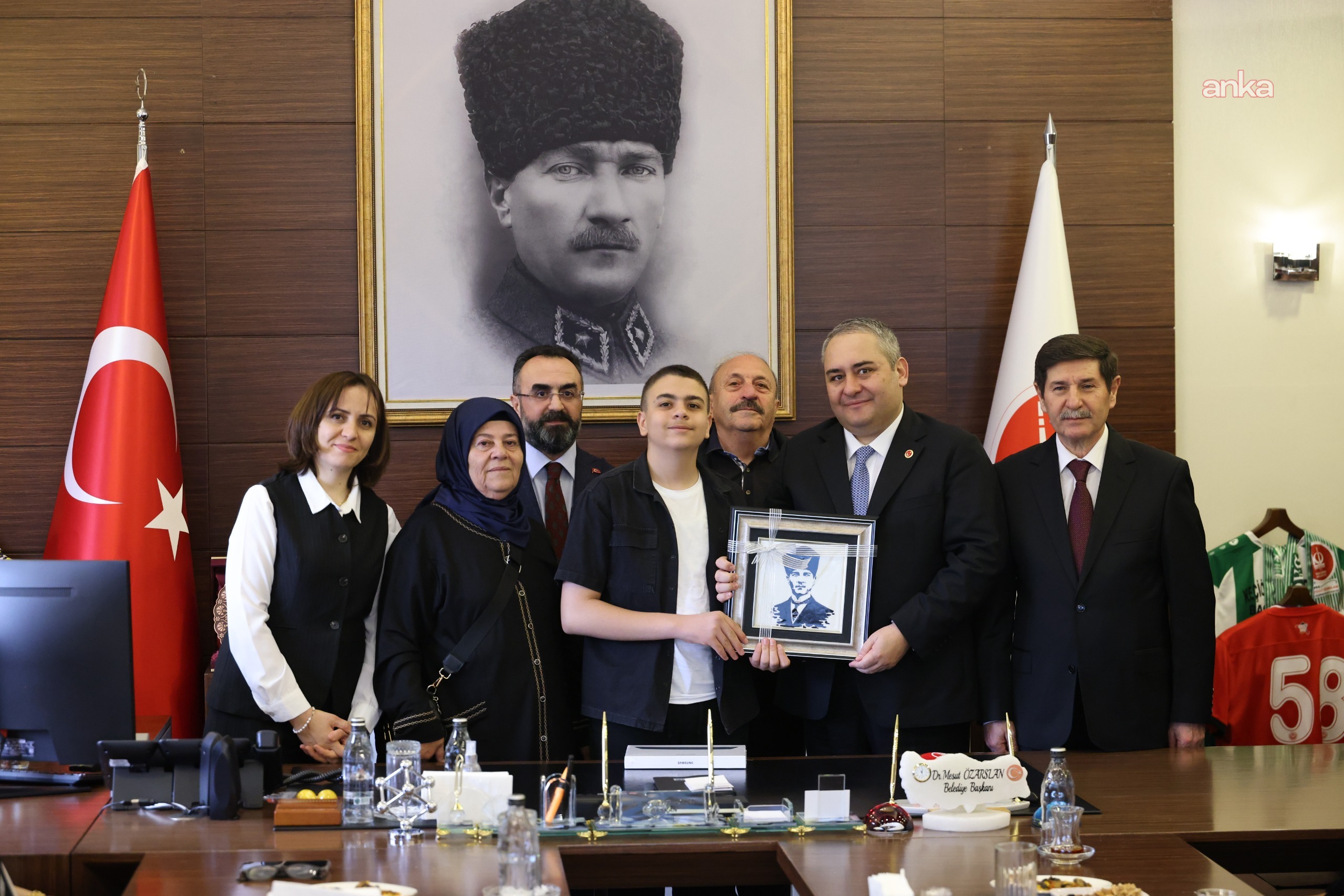 Keçiören Belediye Başkanı Özarslan, koltuğunu Şehit Piyade Astsubay Çavuş Arif Çakır’ın oğlu Taha Burak Çakır’a bıraktı