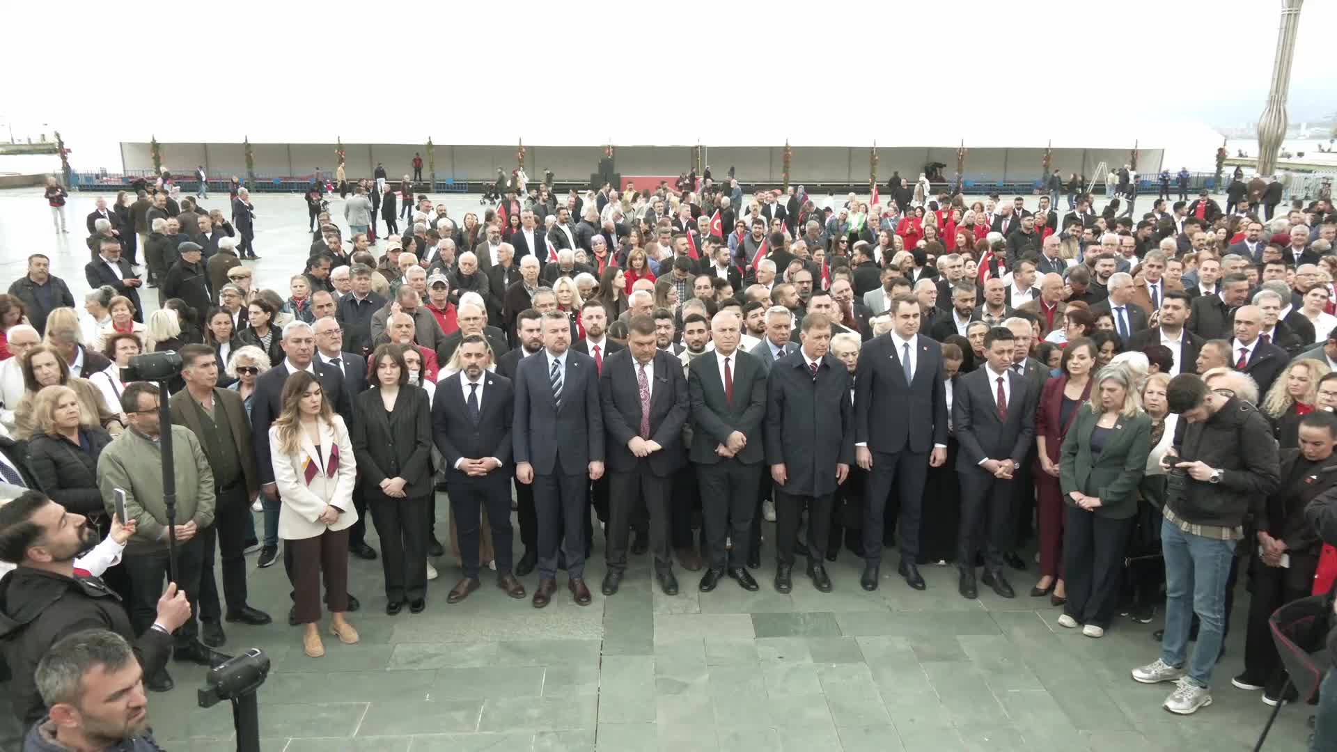 CHP İzmir İl Başkanlığı’ndan 23 Nisan’da çelenk töreni