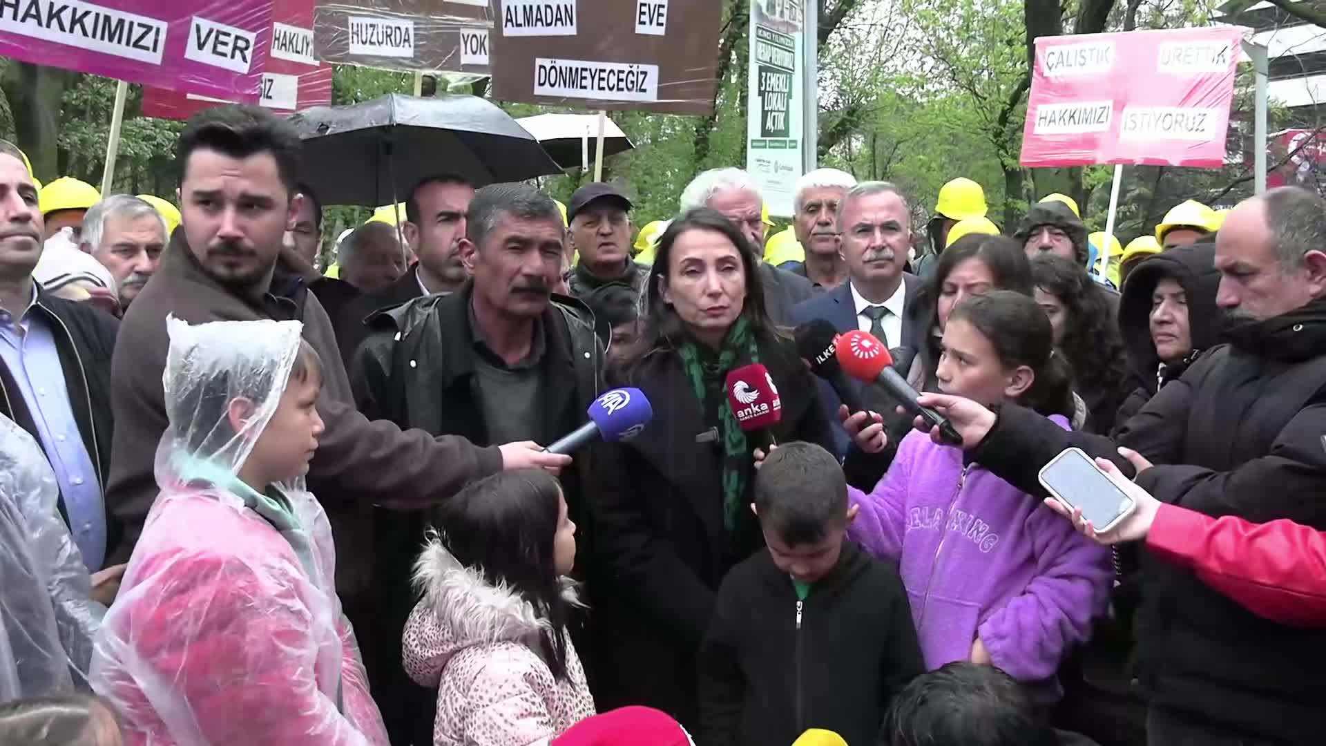 Tülay Hatimoğulları'ndan Kurtuluş Parkı'nda açlık grevindeki madencilere ziyaret: "Doruk Maden işçilerinin yanındayız"