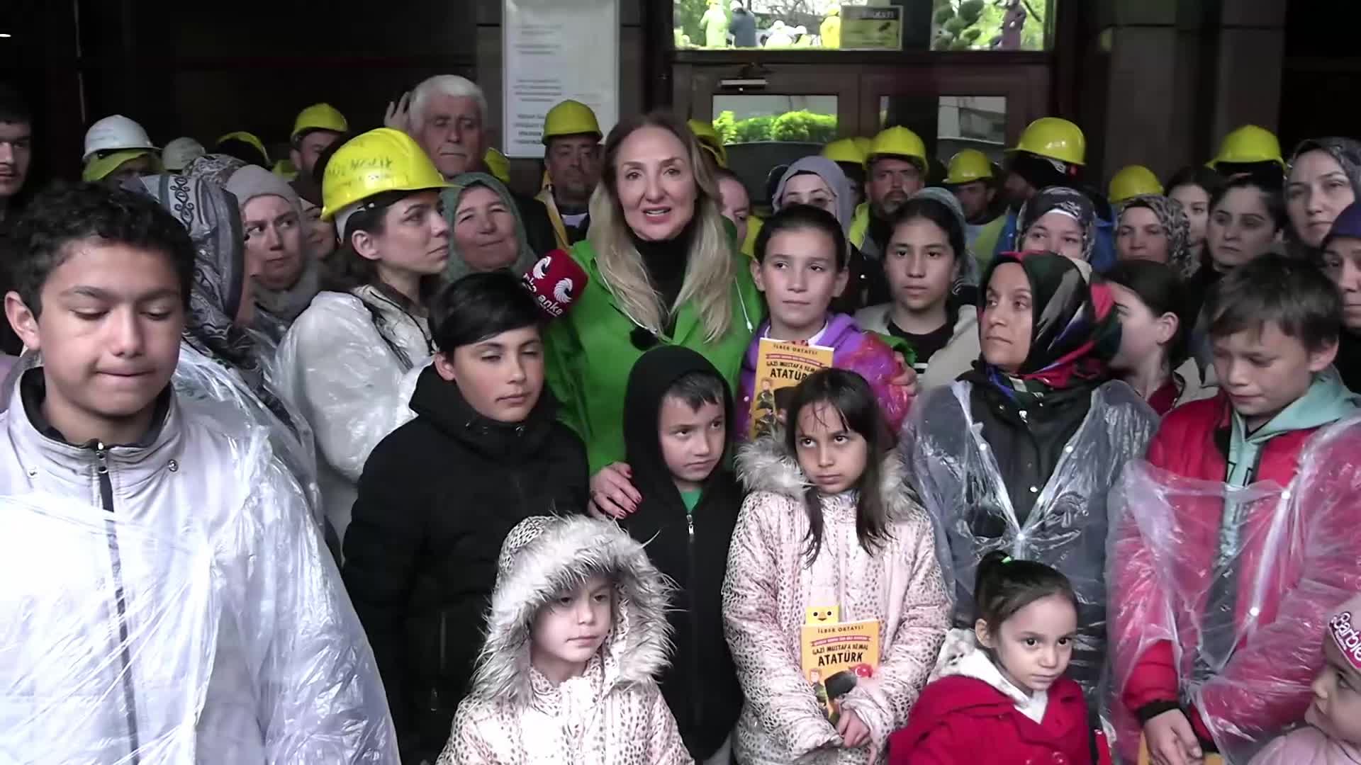 Aylin Nazlıaka'dan Kurtuluş Parkı'nda açlık grevindeki madencilere ziyaret: "İktidara sesleniyorum: 'Sabredin, sabredin' diyorsunuz ama boş tencere sabırla dolmuyor"