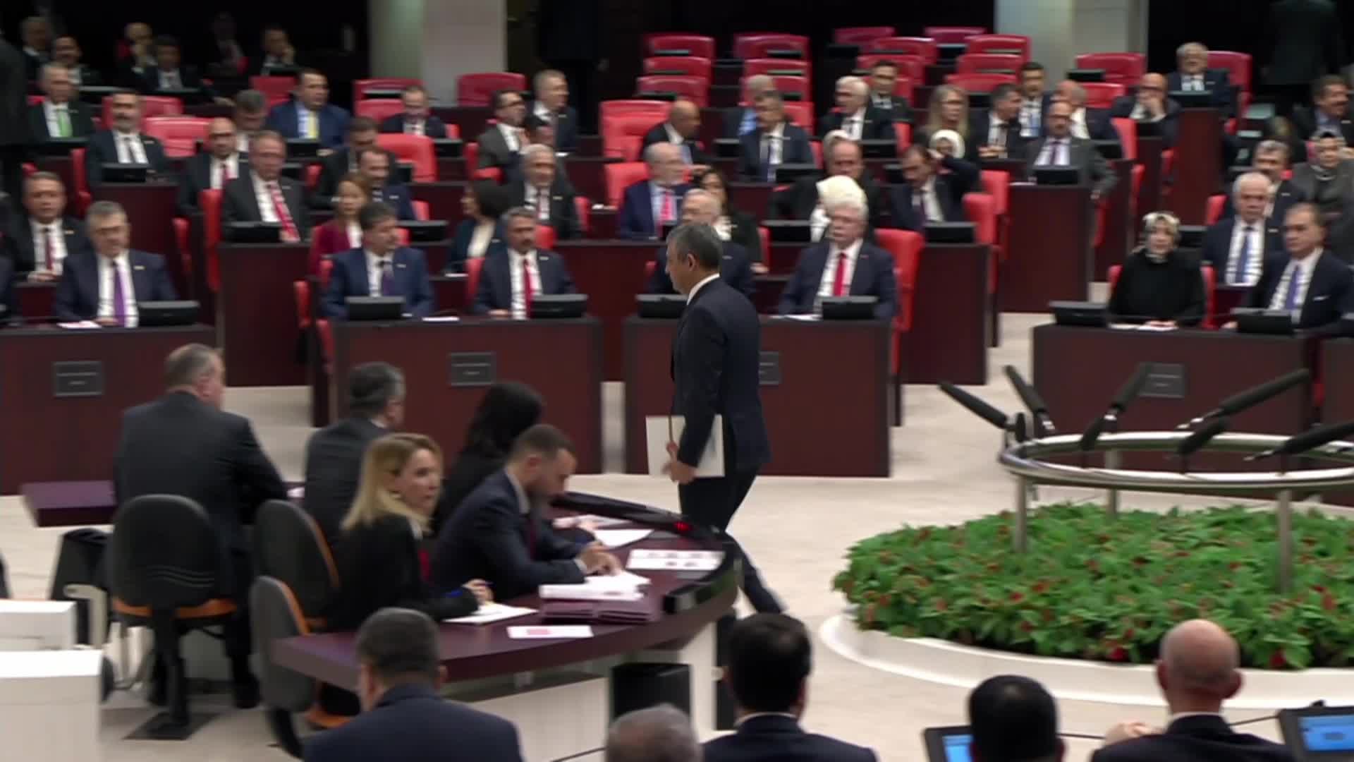 TBMM Genel Kurulu 23 Nisan Özel Oturumu... Özgür Özel: “Bizi iyi tanıyın. Biz, boynumuzu veririz ama boyun eğmeyiz. Bir avuç darbeciye teslim olmayız”