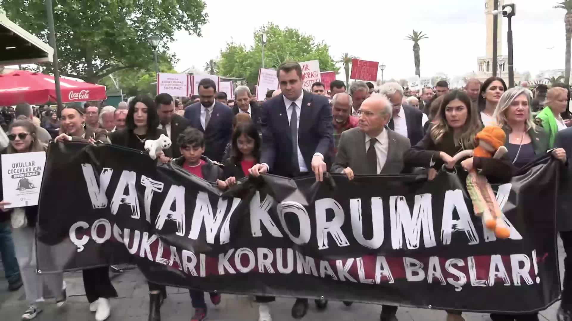 CHP İzmir’den 23 Nisan’da çocuklar için "sessiz yürüyüş" ve 23 maddelik "manifesto"