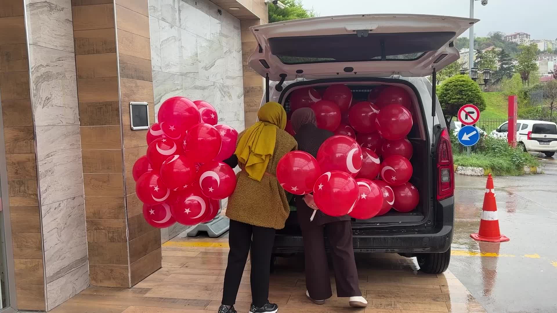 Ortahisar'ı 23 Nisan heyecanı sardı: Akvaryumda şenlik, hastanede moral ziyareti