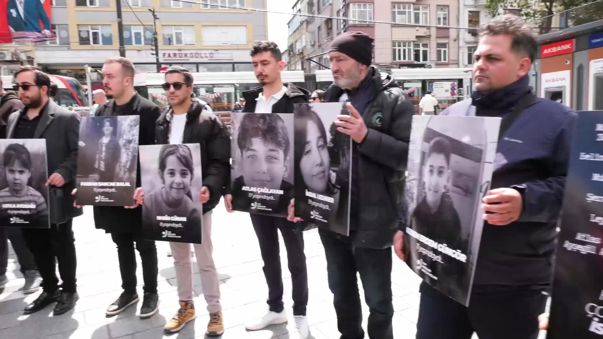 CHP, çocuk ölümlerini İstanbul İl Milli Eğitim Müdürlüğü önünde protesto etti: “Çocukları korumak bir tercih değil, devletin asli görevidir”