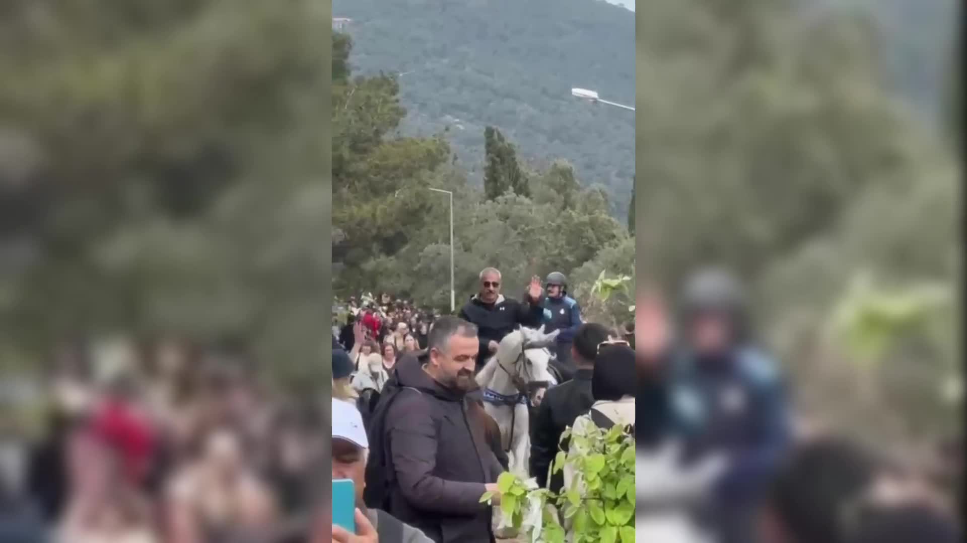 Adalar Belediye Başkanı Akpolat'tan 23 Nisan sürprizi: Çocuk Şenliği'ne at sırtında geldi