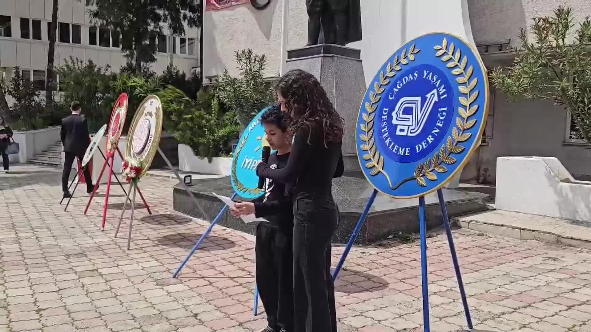 Artvin'deki 23 Nisan kutlamasında bir ortaokul öğrencisi büyükleri Atatürk'e şikayet etti: Korkuyoruz Atam, bizi koruyamayan büyükleri sana şikâyet ediyorum