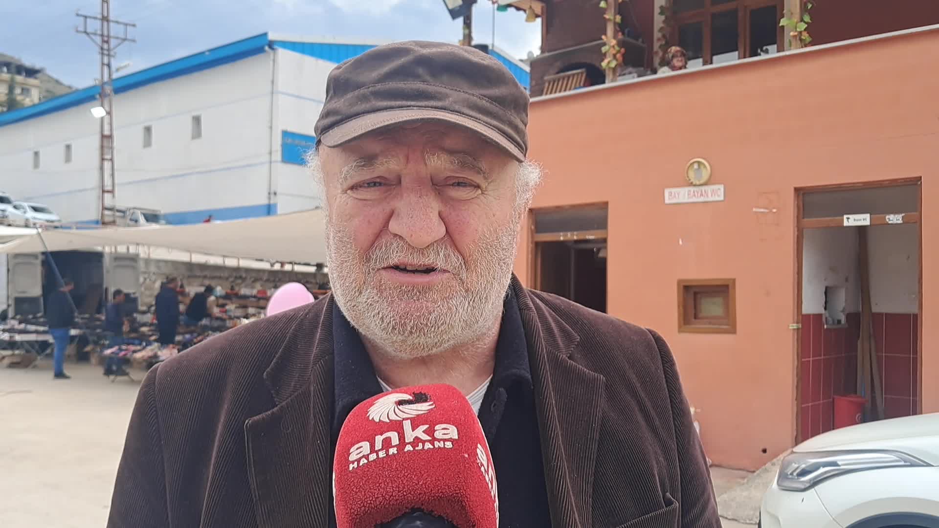 Ardanuç halk pazarında yurttaştan hayat pahalılığına tepki: Domatesin kilosu 200 lira olmuş. Ne oluyor?